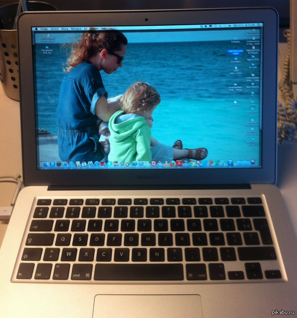 I secretly added a minor detail to my colleague's laptop desktop. - The photo, Notebook, Colleagues