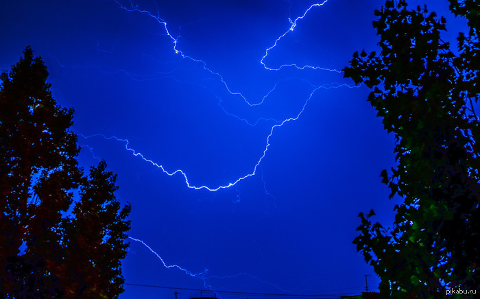 В Саратове снова дождь, гром и молнии