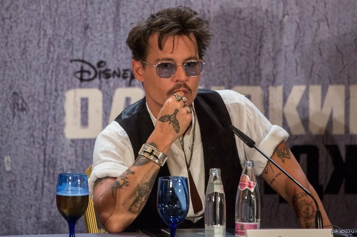 Сколько же времени уходит на грим, чтобы замазать все эти татуировки!