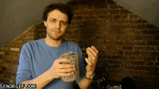 Бисер прикольно падает. В банке около 1000 бисеров.