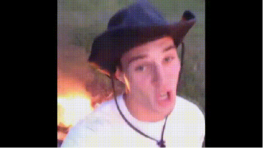 Это мой первый поход, не судите строго ...я сам разжег костёр, смотрите - костёр, сам поставил палатку, вот моя палатка....ПАЛАТКА!!!