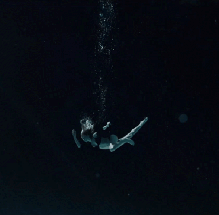 Падение в воду. Девушка под водой. Тонущий человек. Девушка тонет в воде.