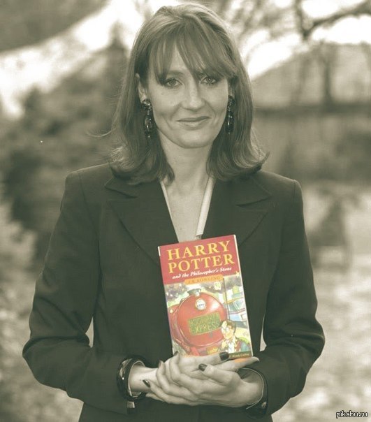 Джоан Роулинг держит в руках первый опубликованный роман о приключениях Гарри Поттера.
