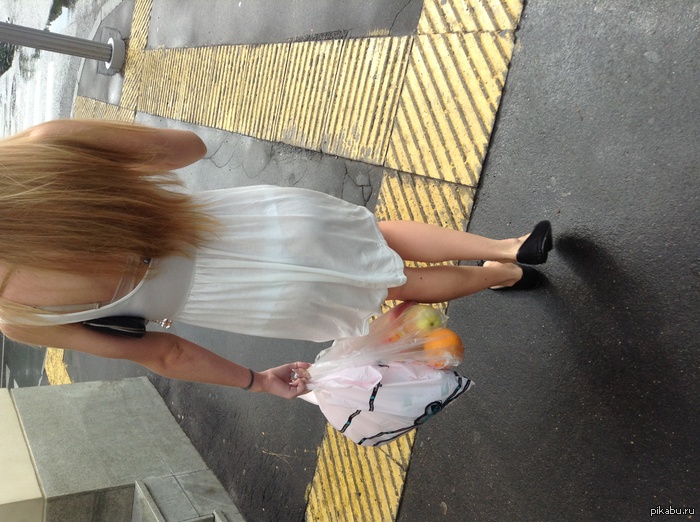 Девушкам следует выбирать плотную одежду, она хоть не просвечивает