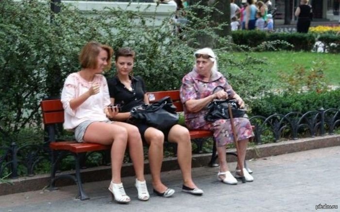 Группа сентябрь женщина курит на лавочке. Старушка на скамейке. Бабушки на лавке. Бабушки на лавочке у подъезда. Бабушки на скамейке.