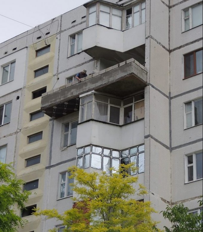 Самодельные балконы. Пристроенный балкон. Пристройка балкона. Дом с балконами многоэтажный. Пристрой балкона.