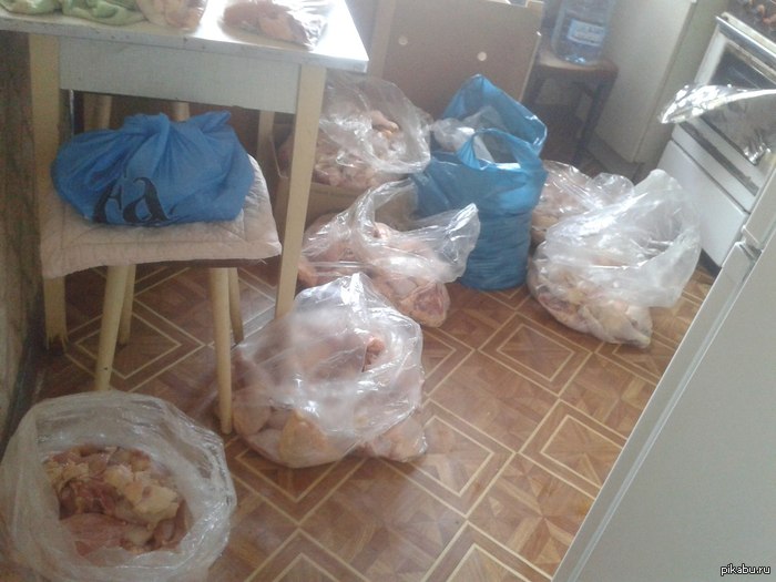 Сегодня на отчима несправедливо выписали 147 кг курицы(охлажденной). И теперь у нас на кухне это. Это полный....