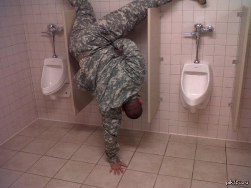 Муж ходит в туалет. Туалетная комната армия.