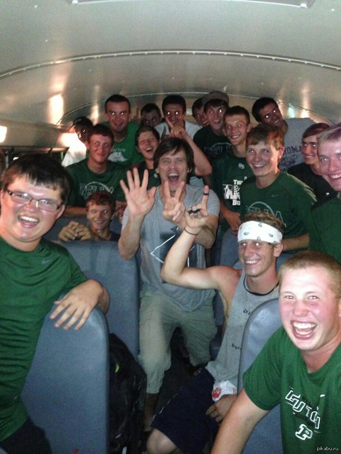 Бейсбольная команда в Америке проиграла игру и потом пошла в Burger King, где случайно встретилась с этим чуваком...