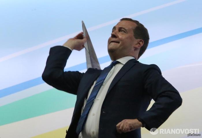 Закрытие Универсиады в Казани. Медведев такой милый =))