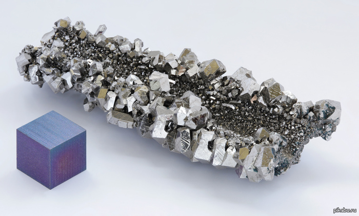 Кристалл ниобия и 1 кубический сантиметр