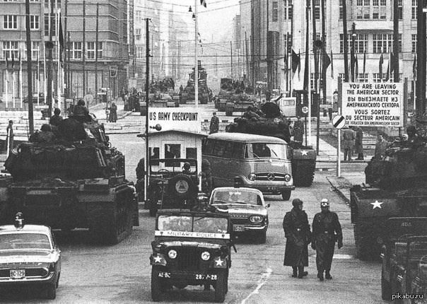 1961. Берлинский кризис Советские и Американские танки держат под прицелом друг друга.Обе стороны получили приказы открыть огонь в случае начала атаки противником.   Минусокоммент внут