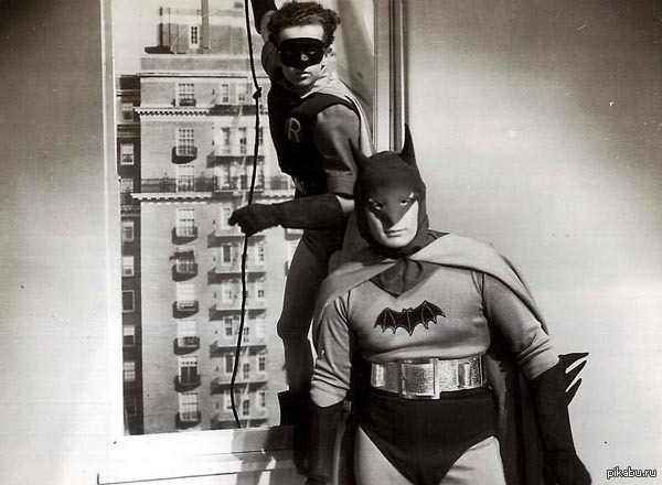 The burton introduced the modern batman. Бэтмен сериал 1943. Льюис Уилсон Бэтмен. Льюис Уилсон Бэтмен 1943. Бэтмен и Робин сериал 1949.