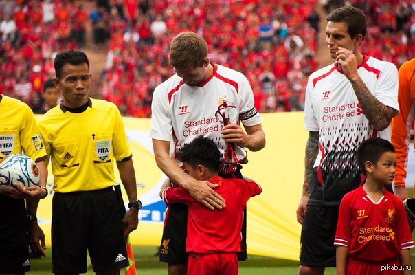 Юный болельщик встретил своего кумира