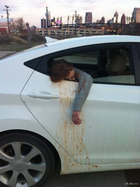 Жизни не видал. Девушка блюет из машины. Девочку блюет в машине.