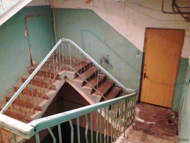 Сон приснилась лестница. Лестничная площадка. Лестница в подъезде. Бесконечная лестница в подъезде. Сломанные подъездные лестницы.