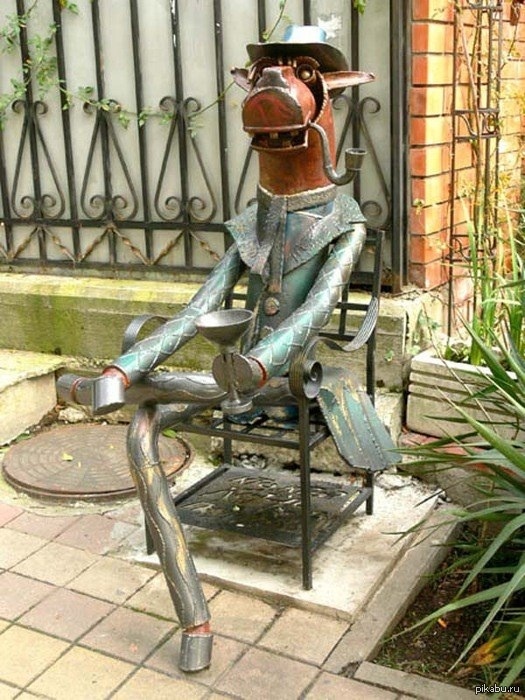 Картинка конь в пальто