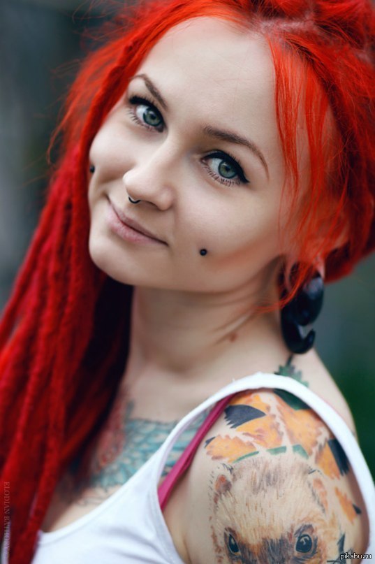Рыжие девушки с татуировкой (48 фото)