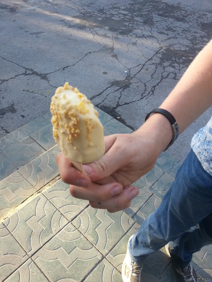 Купил мороженку, блин!