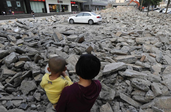 Ровно десять дней рабочие ждали, пока владелец автомобиля уберет его с парковки на одной из улиц китайского города Тайюань.