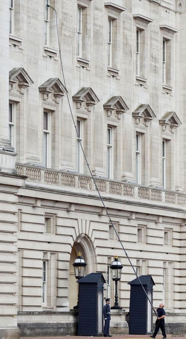 Вот так моют окна в Букингемском дворце.