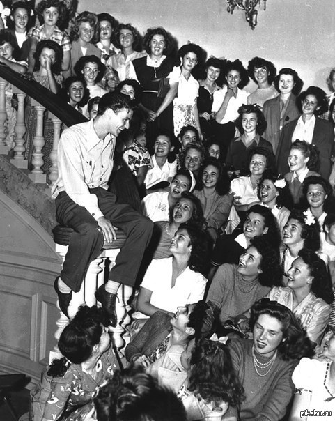 Frank Sinatra surrounded by his female fans, 1943 - Frank Sinatra, , Popularity, 1943