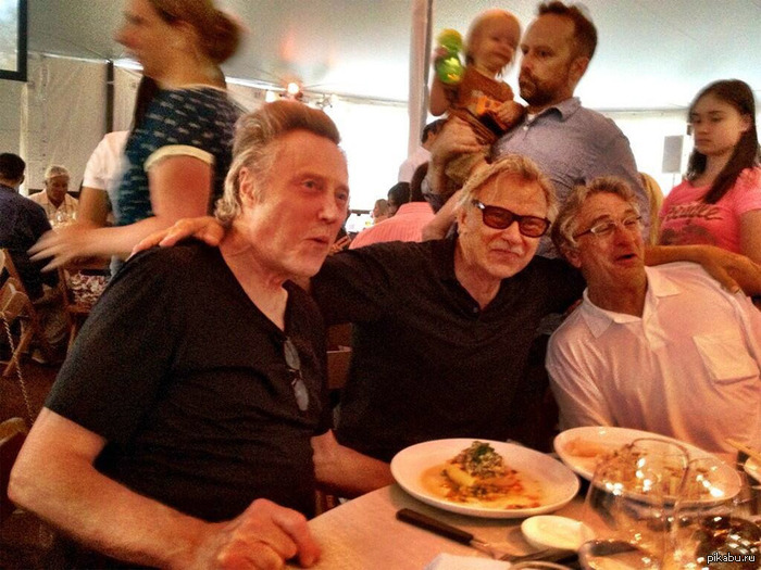 Роберт Де Ниро отмечает своё 70-летие в кругу друзей... Сэмюел Л. Джексон остался за кадром :)