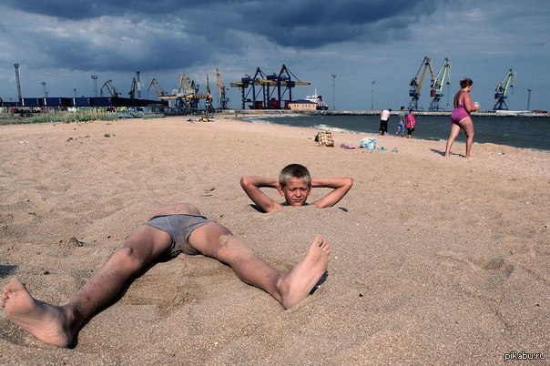 Пески мужчин. На голову на пляж. Парни пляж песок. Мужчина в песке на пляже. Парень на пляже прикол.