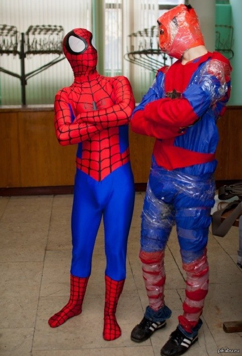 Связывают в реальной жизни. Человек паук костюм аниматора. Человек паук косплей. Нелепый костюм человека паука. Костюм человека паука детский.