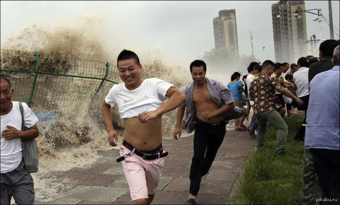 Сколько людей сбежало. Человек убегает от толпы. Человек бежит от. Китаец убегает.