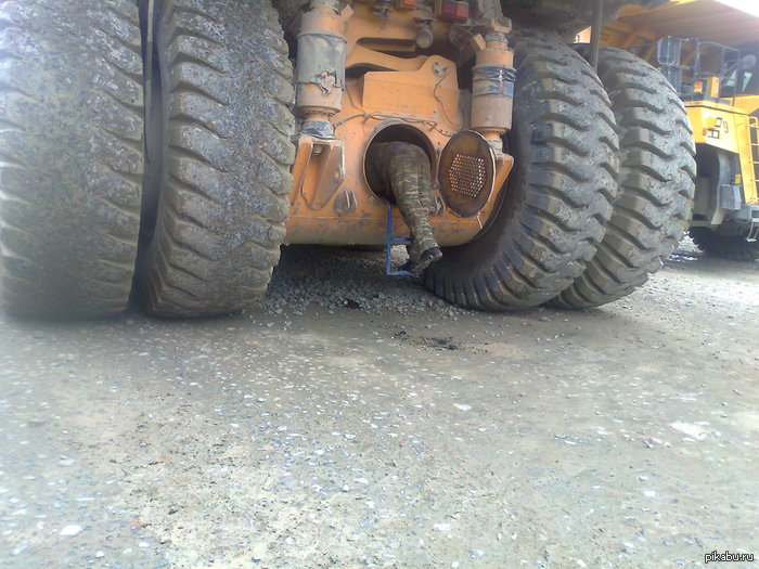 Проктолог в действии. Ушёл в работу с головой.