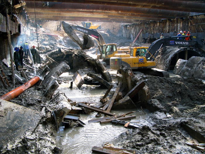 Авария на перегоне &laquo;Выхино&raquo; — &laquo;Лермонтовский проспект&raquo; 1-го сентября здесь должны пойти поезда.  подробности: http://russos.livejournal.com/1045254.html