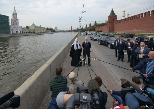На Святейшего Патриарха Кирилла и кандидата в мэры Москвы Собянина напали журналисты с копьями! 
