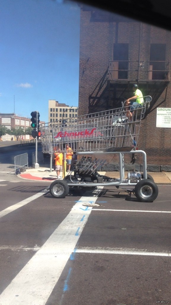 Просто едет за покупками. Ничего необычного.