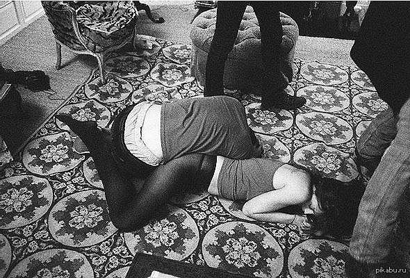 Экзистенциальный ресторан "У Сартра". Тленивые голубцы, безысход-доги, 50 сортов отчая. По субботам — еле живая музыка.