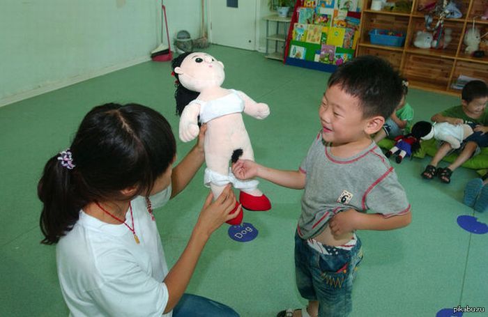 Уроки половой орган. Урок анатомии в китайской школе. Полового воспитания в детском саду. Уроки полового воспитания детей. Урок по половому воспитанию в китайской школе.