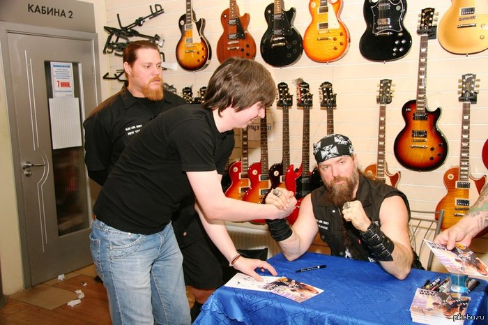 Раз пошла тема с фотками знаменитостей, то вот моя с Зак Уайлдом)