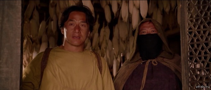 Один из китайцев, которого можно узнать и в маске.