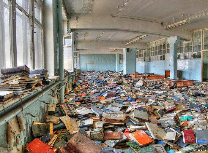 Безысходность Типичная библиотека в небольшом российском городе после закрытия....