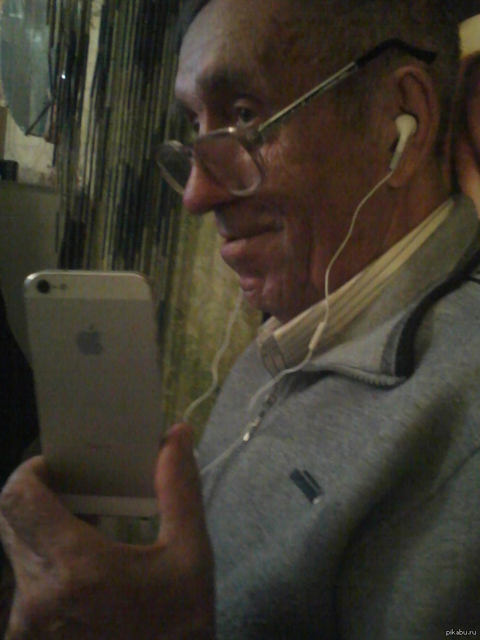 Мой дедушка купил себе новый телефон... Когда я увидел, ЧТО это за телефон, я малость прибалдел.