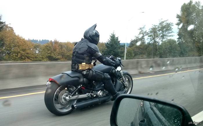 BATMAN едет на работу.