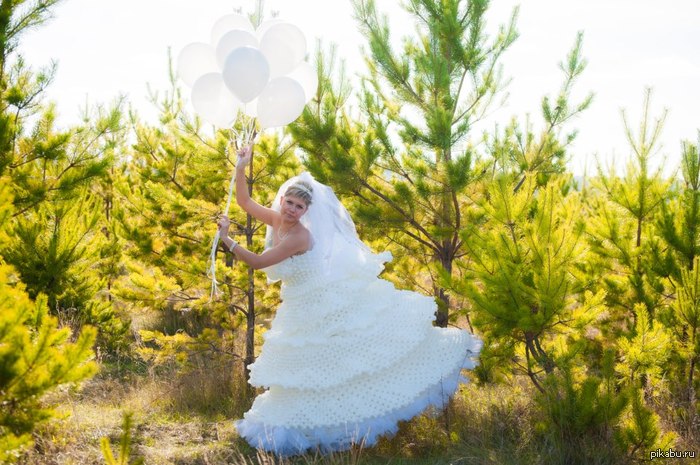 Давно мечтаю сплести платье из шаров,но...долго,трудно и дорого...а невеста решит в нем в еловый лес пойти пофоткаться...
