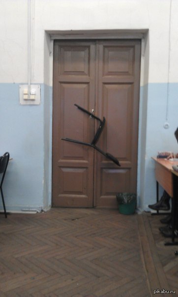 Препод решил не пускать опоздавших на пару