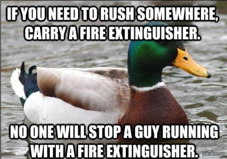 Если ты куда-то спешишь, беги с огнетушителем. Никто не будет трогать парня, бежущего с огнетушителем