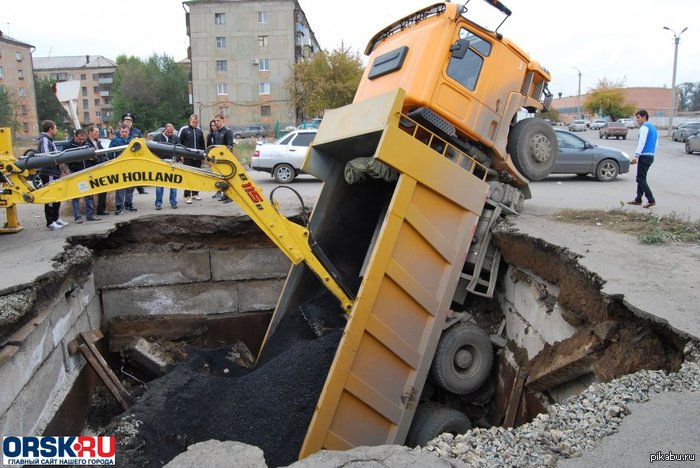       http://ria56.ru/posts/v_novotroicke_kamaz_ushjol_pod_asfalt.htm - .     .      .
