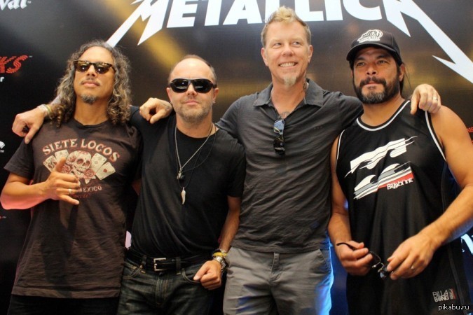 Metallica's metallica. Металлика фото группы. Группа металлика участники 2021. Лидер группы металлика в шортах. Металлика с днем рождения.