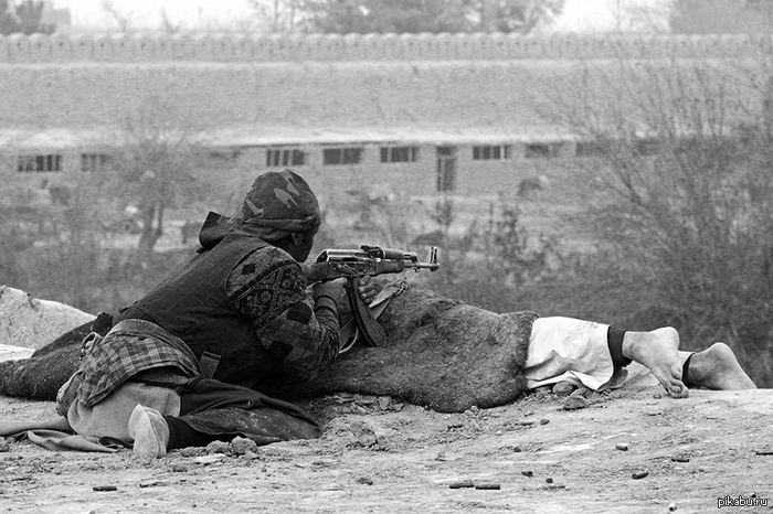 История одной фотографии: Олег Никишин о боях в Афганистане: «Твое присутствие смягчает ситуацию»