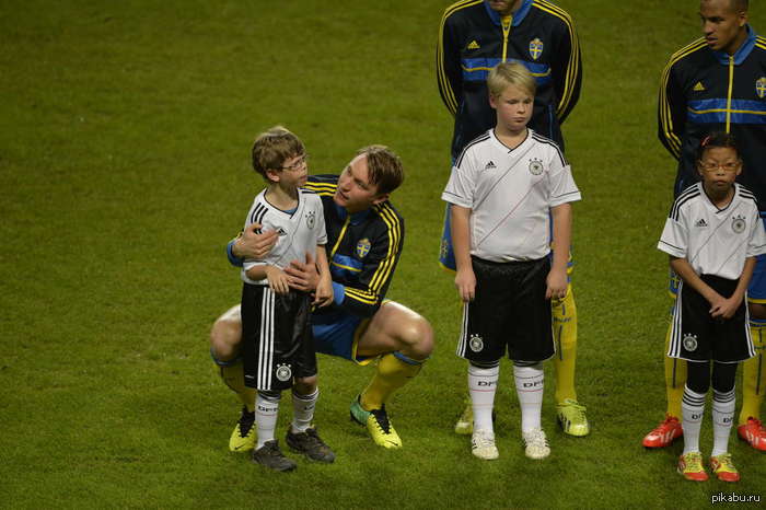 Капля добра Ким Чельстрем успокаивает мальчика больного аутизмом, испугавшегося окружающей обстановки перед матчем со сборной Германии.