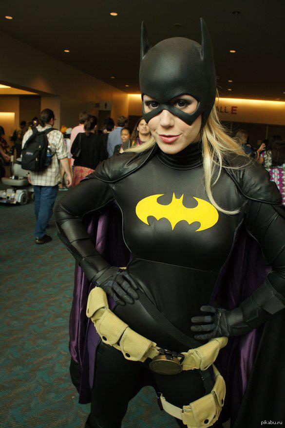Женская бэтмен. Batgirl косплей. Девушка Бэтмена. Бэтмен с девушкой. Девушка в костюме Бэтмена.