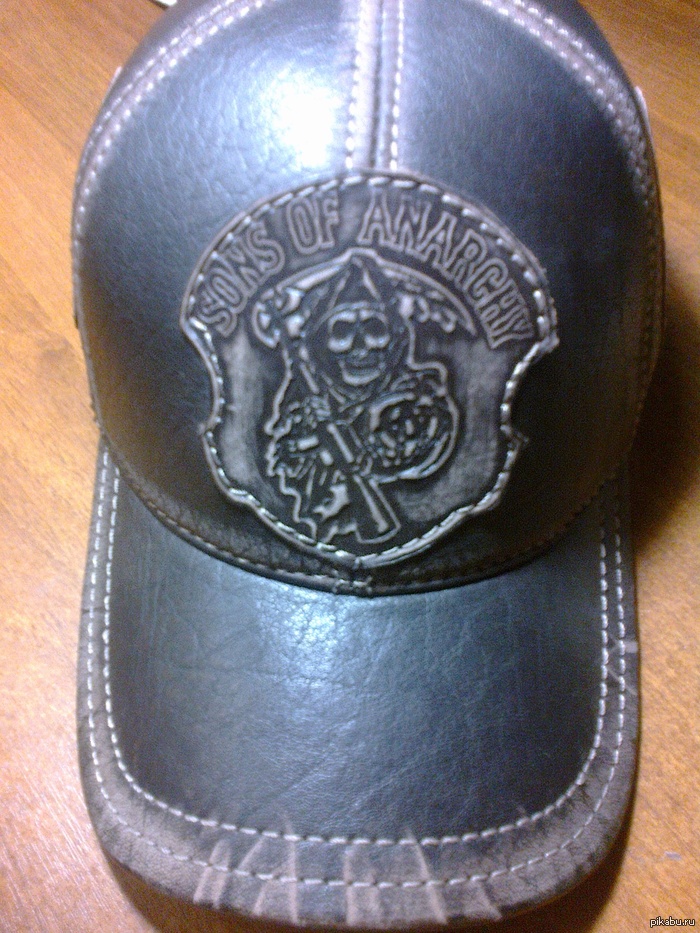 папа купил себе новую кепку.